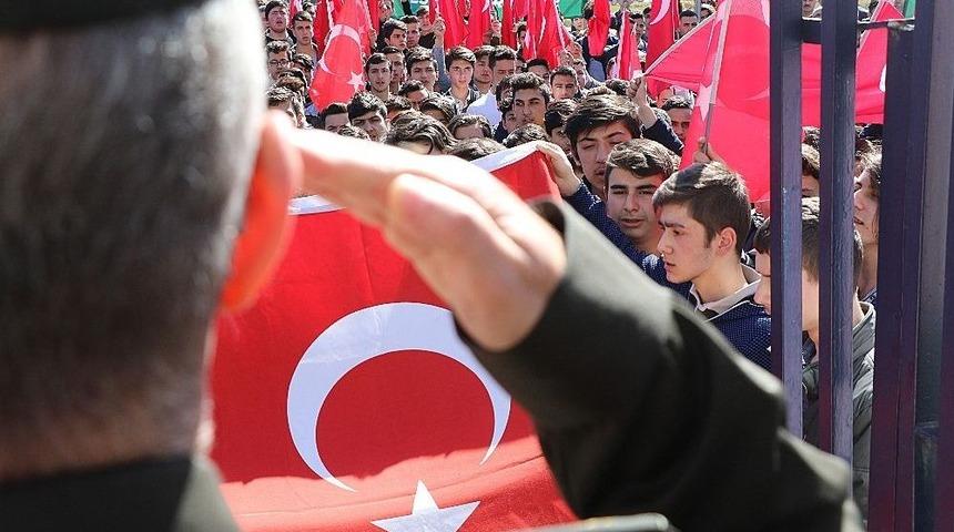 Lise &Ouml;ğrencilerinden Mehmet&ccedil;iğe Destek Y&uuml;r&uuml;y&uuml;ş&uuml;