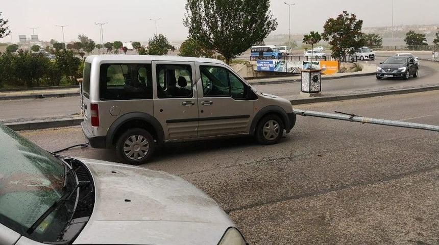 Ankara’da Direk Araçların Üzerine Devrildi