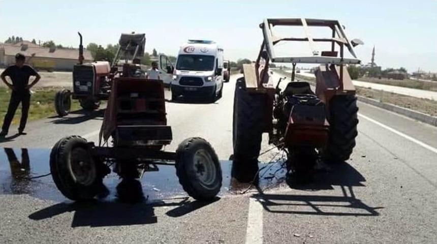 Otomobille &Ccedil;arpışan Trakt&ouml;r İkiye B&ouml;l&uuml;nd&uuml;