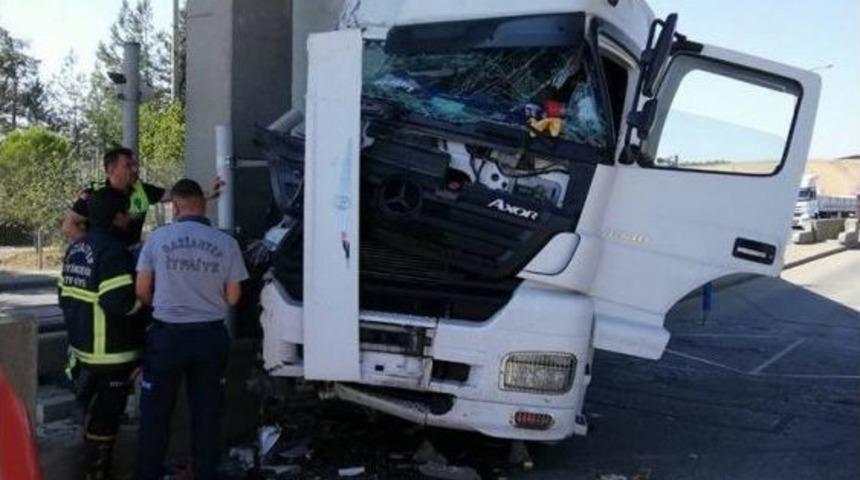 Tır Beton Direğe &Ccedil;aptı: 1 Yaralı