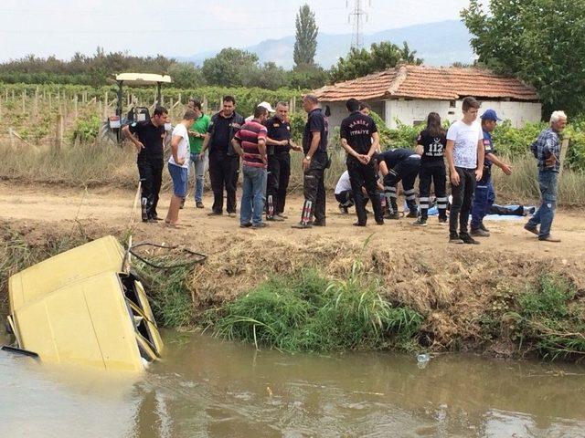 Otomobil Kanala Uçtu: 1 Ölü, 2 Yaralı