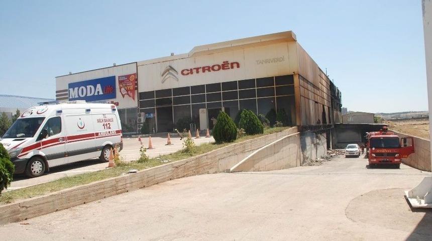 Diyarbakır&rsquo;da Mobilya Deposundaki Yangını Soğutma &Ccedil;alışmaları Devam Ediyor