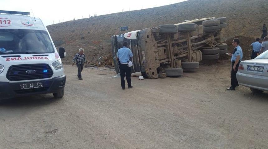 Hafriyat Kamyonu Devrildi: 1 Yaralı