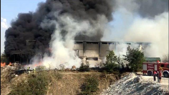 Denizli Merkezefendi İlçesinde Nakliye Deposu Olarak Kullanılan Bir Binada Yangın Çıktı. İçerisinde Odun, Araç Lastiği Ve Çeşitli Ev Eşyalarının Bulunduğu Depoda Çıkan Yangına Çok Sayıda İtfaiye Ekibi Müdahale Ediyor.