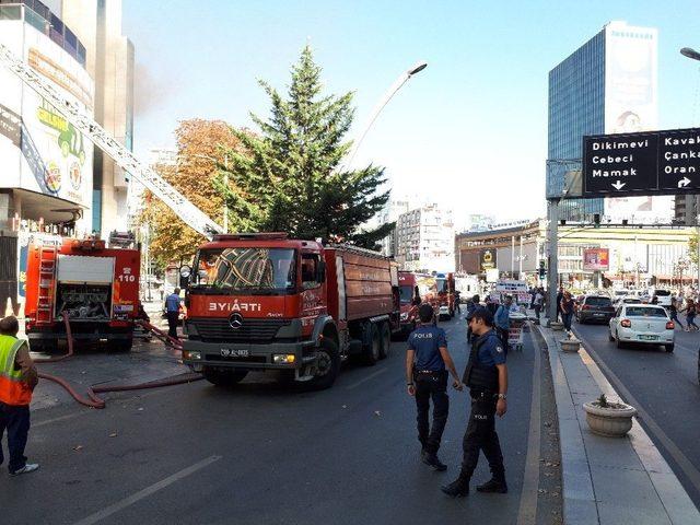 Ankara’da Avm’de Korkutan Yangın