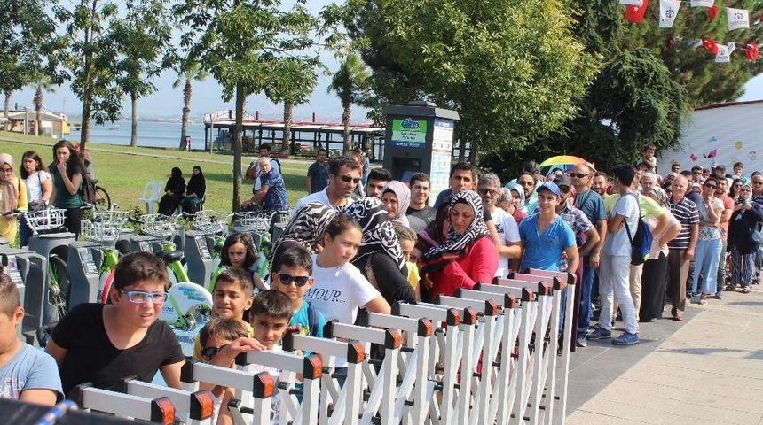 Kocaeli&rsquo;de Vatandaşlara 1 Ton &Uuml;cretsiz Maraş Dondurması Dağıtıldı