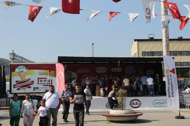 Kocaeli’de Vatandaşlara 1 Ton Ücretsiz Maraş Dondurması Dağıtıldı