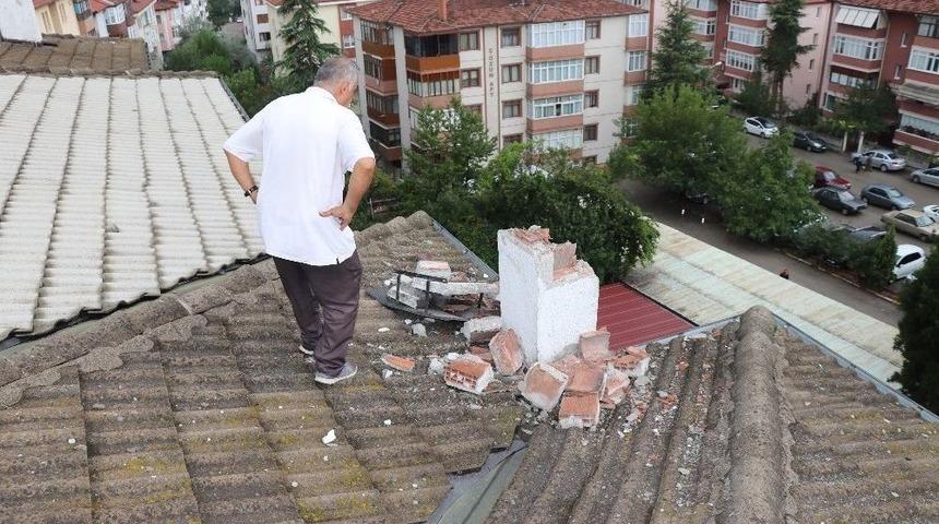 Apartmanın &Ccedil;atısına Yıldırım D&uuml;şt&uuml;