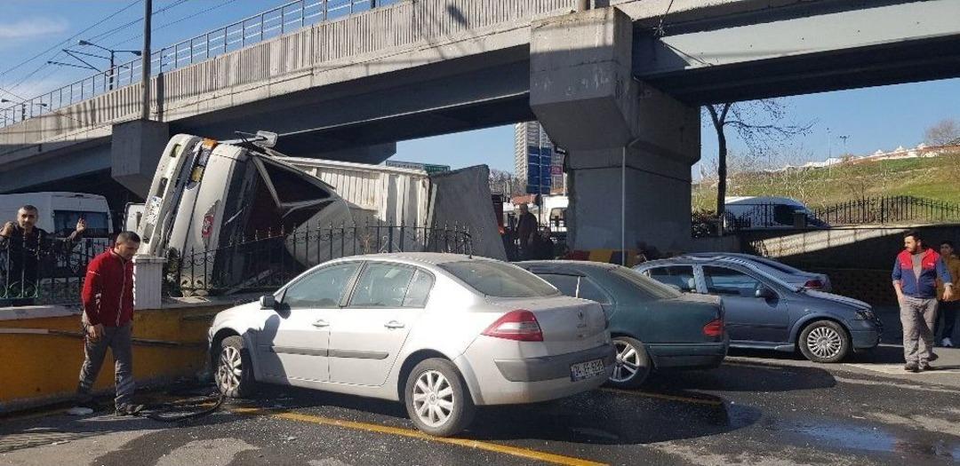 Esenler&rsquo;de Su Y&uuml;kl&uuml; Kamyonet Otoparktaki Ara&ccedil;ların &Uuml;zerine Devrildi