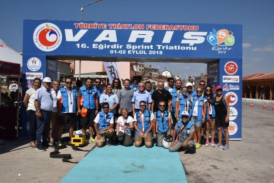 Triatlon Şampiyonları &Ouml;d&uuml;llerini Aldı