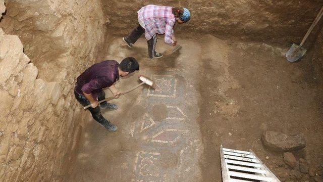 2 Bin Yıllık Antiochia Ad Cragum Kenti Kazılarında Yeni Mozaik Alanlar Bulundu