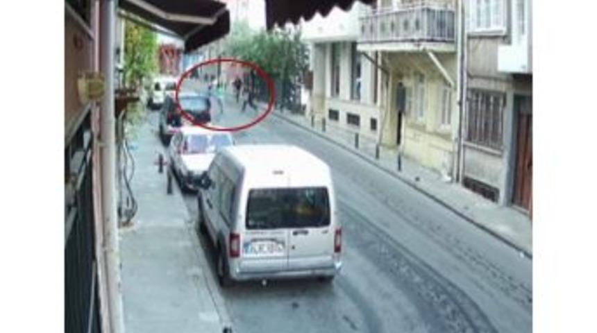 Taksim&rsquo;de Kadını S&uuml;r&uuml;kleyerek Kapka&ccedil; Yapan Zanlılar Yakalandı