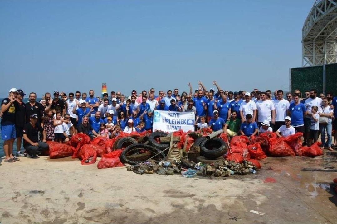 Aliağa&rsquo;da Şenlik Havasında Deniz Temizliği