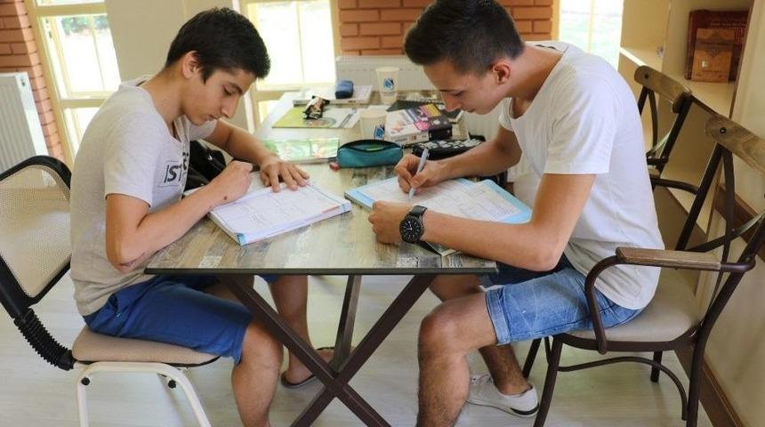 Millet Kıraathanesi Kitapseverlerden Yoğun İlgi G&ouml;r&uuml;yor