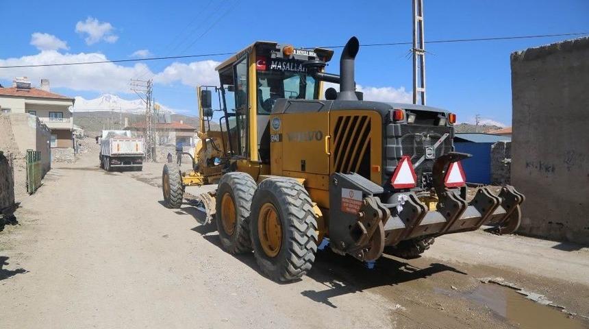 Develi Soysallı Mahallesinde Yol Tesviye &Ccedil;alışması