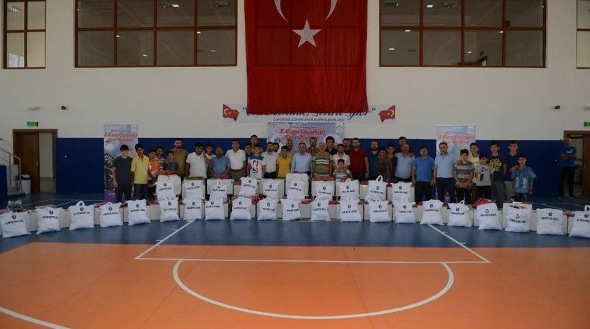 &Ccedil;orum Belediyesi Sporculara Malzeme Dağıttı
