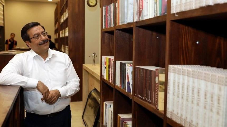 Başkan Atilla &lsquo;kitap Kahve&rsquo;de İncelemelerde Bulundu