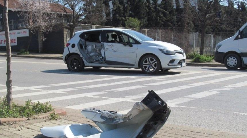 Kontrolden &Ccedil;ıkan Otomobil Vidanj&ouml;re &Ccedil;arptı: 1yaralı