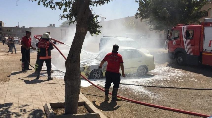 Park Halindeki Otomobil Alev Aldı