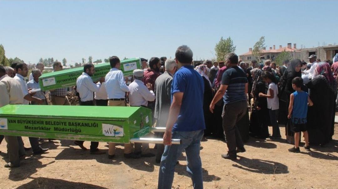 Van&rsquo;daki Feci Kazada Hayatını Kaybeden &Ccedil;ift, Yan Yana Toprağa Verildi