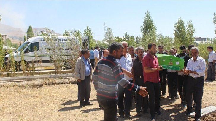 Van’daki Feci Kazada Hayatını Kaybeden Çift, Yan Yana Toprağa Verildi G1