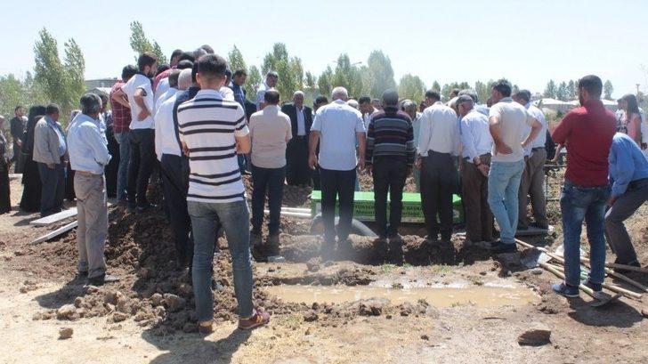 Van’daki Feci Kazada Hayatını Kaybeden Çift, Yan Yana Toprağa Verildi G2