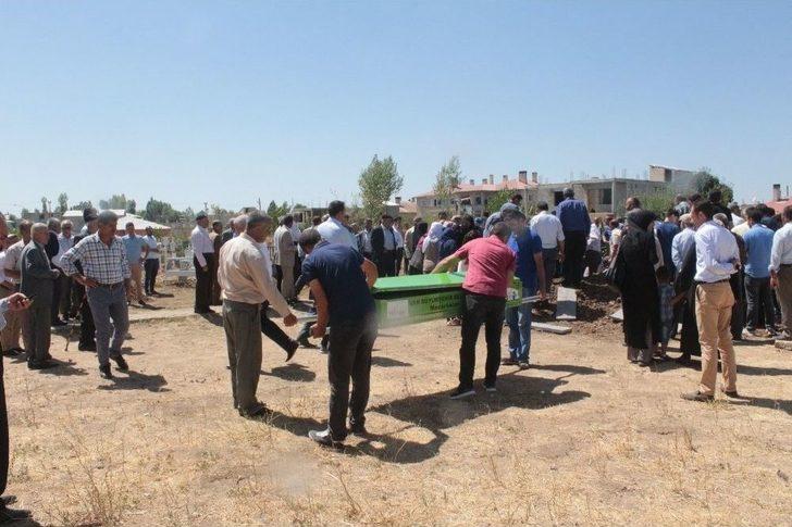 Van’daki Feci Kazada Hayatını Kaybeden Çift, Yan Yana Toprağa Verildi G3