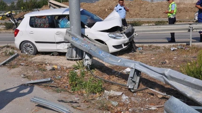 Bariyerlere Saplanan Araçta Can Pazarı