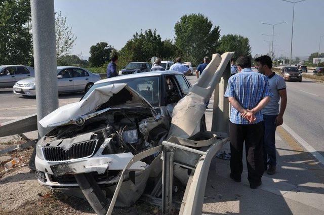 Bariyerlere Saplanan Araçta Can Pazarı