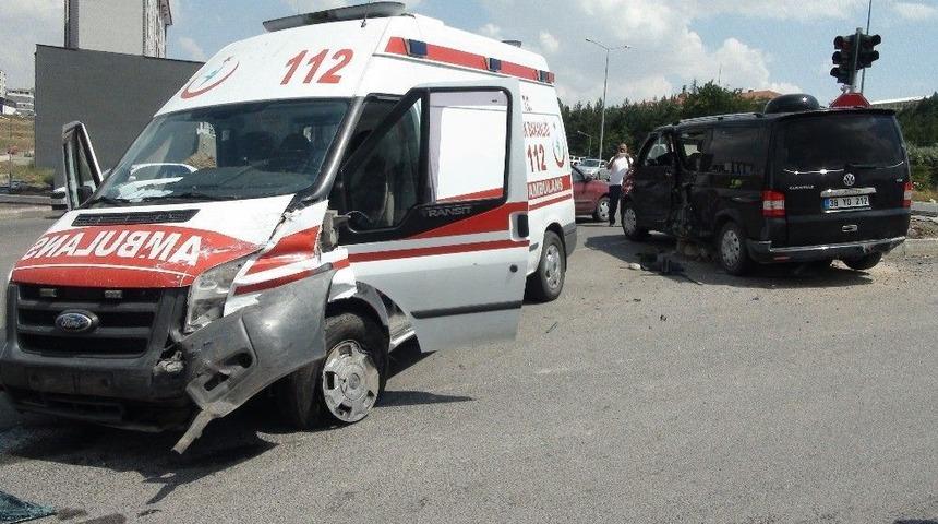 Hamile Kadını Taşıyan Ambulans Kaza Yaptı: 5 Yaralı