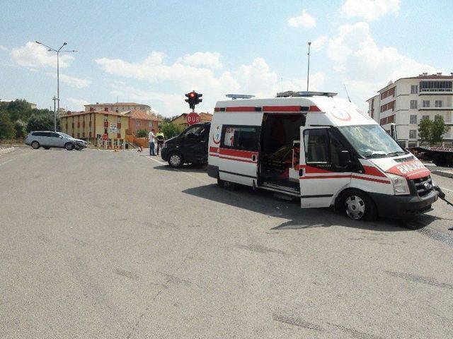 Hamile Kadını Taşıyan Ambulans Kaza Yaptı: 5 Yaralı