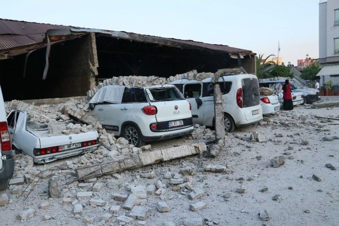 Fabrika Duvarı Ara&ccedil;ların &Uuml;zerine &Ccedil;&ouml;kt&uuml;