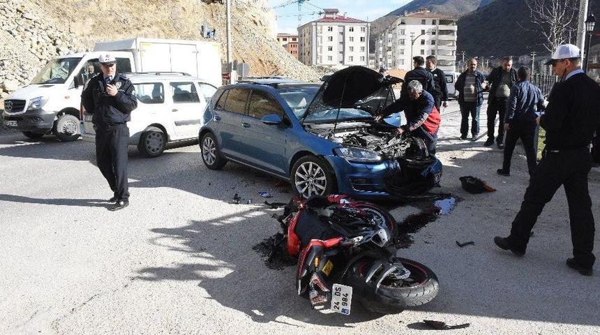 Gümüşhane’de Otomobille Motosiklet Çarpıştı: 2 Yaralı
