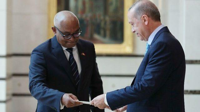 Angola Büyükelçisi Patricio, Cumhurbaşkanı Erdoğan’a Güven Mektubu Sundu