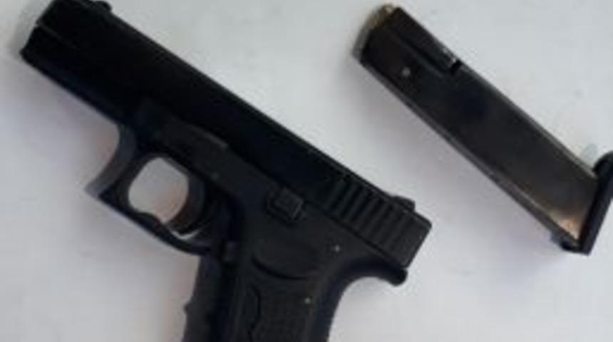 Ş&uuml;pheli Otomobilde Ruhsatsız Tabanca Ele Ge&ccedil;irildi