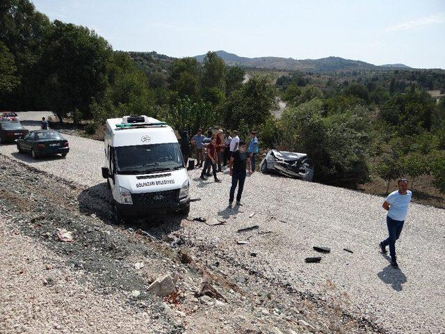 Cenazeye Giden Otomobil Cenaze Aracıyla Çarpıştı: 5 Yaralı