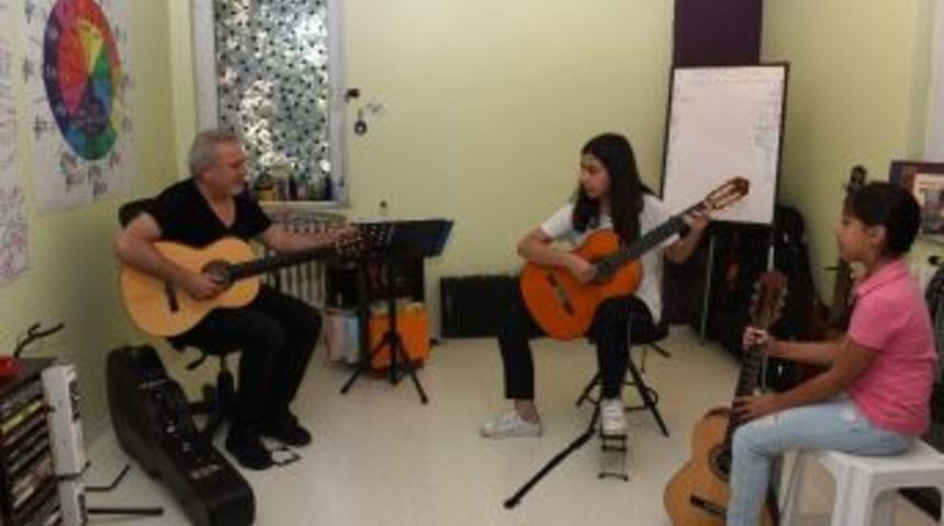 &Ccedil;orum Belediyesin&rsquo;den Klasik Gitar Kursu