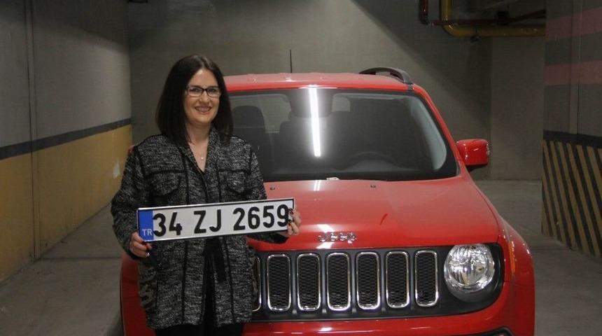 Avm’den Kazandığı Lüks Arabasını Teslim Aldı