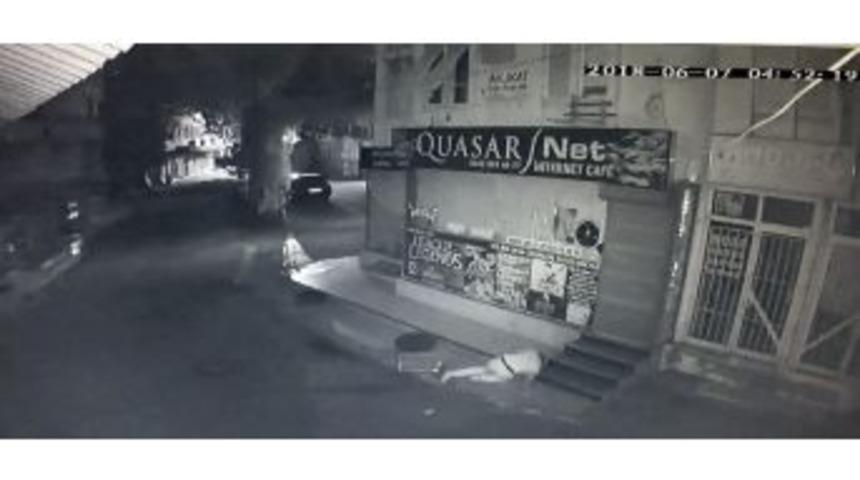 Travestinin 2. Kattaki Evinin Penceresinden D&uuml;şt&uuml;, Sekerek Kalkıp Kayıplara Karıştı