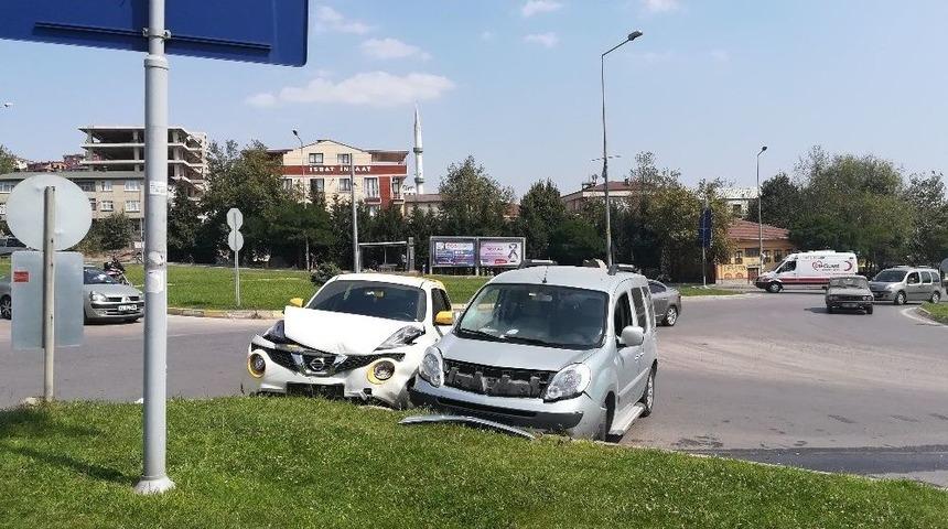 Cip İle Hafif Ticari Ara&ccedil; &Ccedil;arpıştı: 2 Yaralı