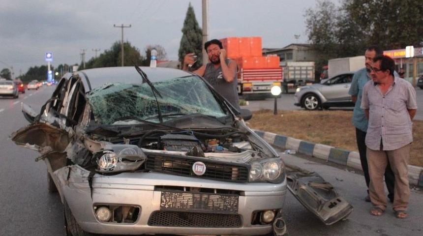 &ldquo;u&rdquo; D&ouml;n&uuml;ş&uuml; Yapmak İsteyen Kamyonla Otomobil &Ccedil;arpıştı. 1 Yaralı