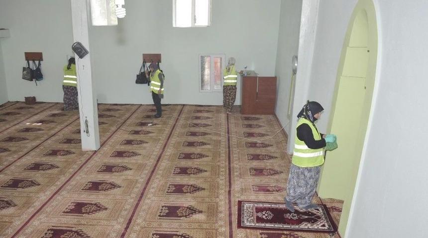 Seyitgazi’de Camiler Periyodik Olarak Temizleniyor