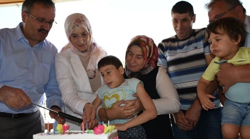 Doğum G&uuml;n&uuml;nde Feride&rsquo;ye Tekerlekli Sandalye S&uuml;rprizi