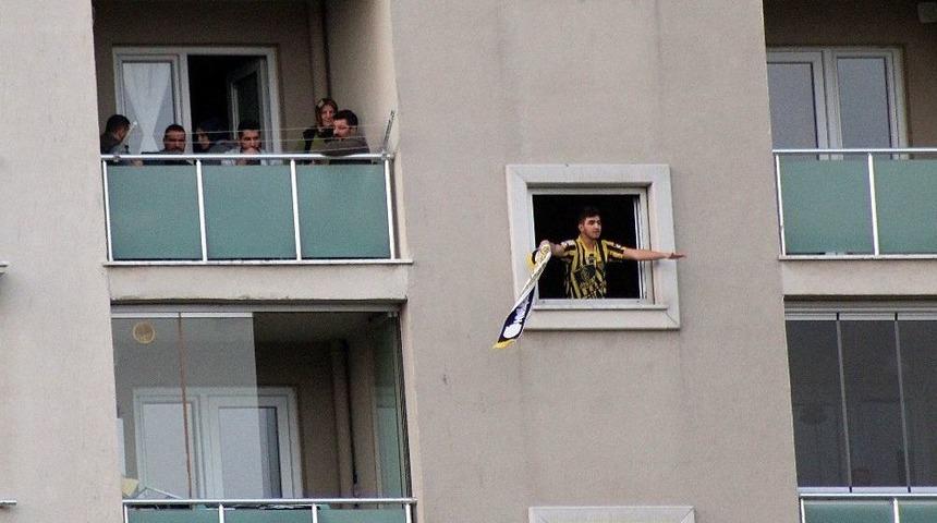 Takımını Evinden Destekledi