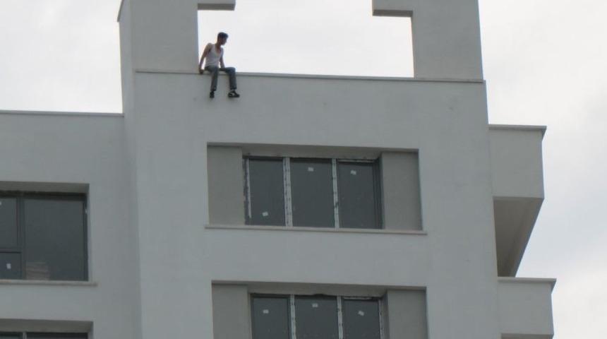 İntihar Etmek İsteyen Gence &ldquo;atlamak Y&uuml;rek İster, İn Lan Aşağıya&rdquo; Diye Bağırdılar