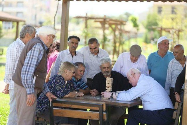 Kazım Kurt, Koca Çınar Yaşam Merkezi Müdavimlerini Ziyaret Etti