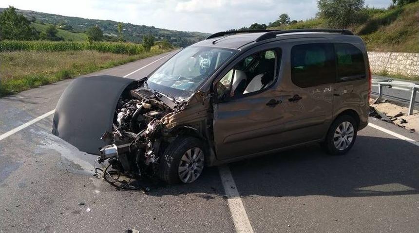 S&uuml;r&uuml;c&uuml; Uyuyakaldı, Ara&ccedil; Bariyerlere &Ccedil;arptı: 2 Yaralı