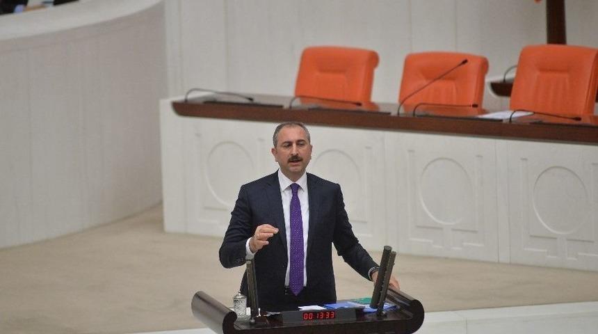 Adalet Bakanı G&uuml;l: "teklif Herkesin Genel Başkanının İsmini G&ouml;rd&uuml;ğ&uuml;, Amblemini G&ouml;rd&uuml;ğ&uuml; Kendi Partisine Oy Vermeye İmk&acirc;n Getiriyor&rdquo;