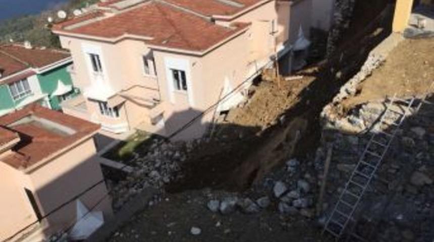 &Ccedil;&ouml;ken İstinat Duvarı Villalara Zarar Verdi