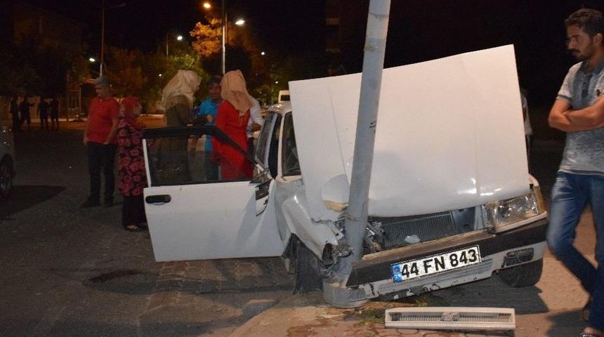 İki Otomobil &Ccedil;arpıştı: 1 Yaralı